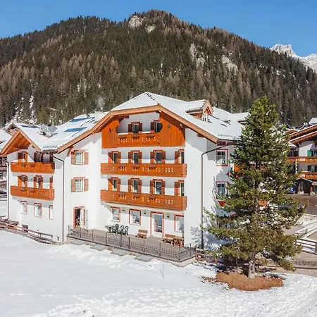 Albergo Canazei ベッド・アンド・ブレックファスト カナツェーイ