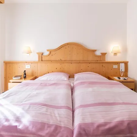 Albergo Canazei ベッド・アンド・ブレックファスト カナツェーイ